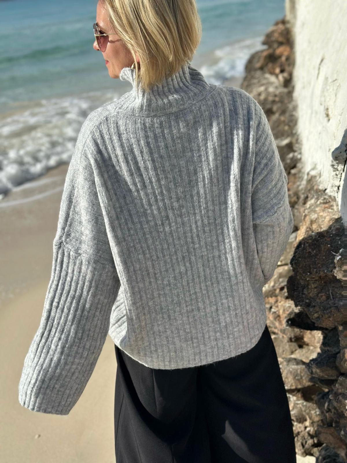 Soft Blush – Gerippter Strickpullover mit Stehkragen in Grau