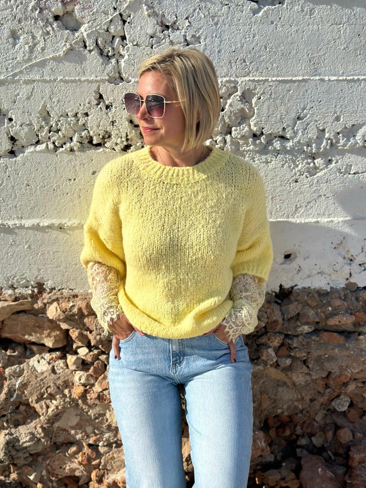 Lace Love – Strickpullover mit Spitzendetail in Gelb