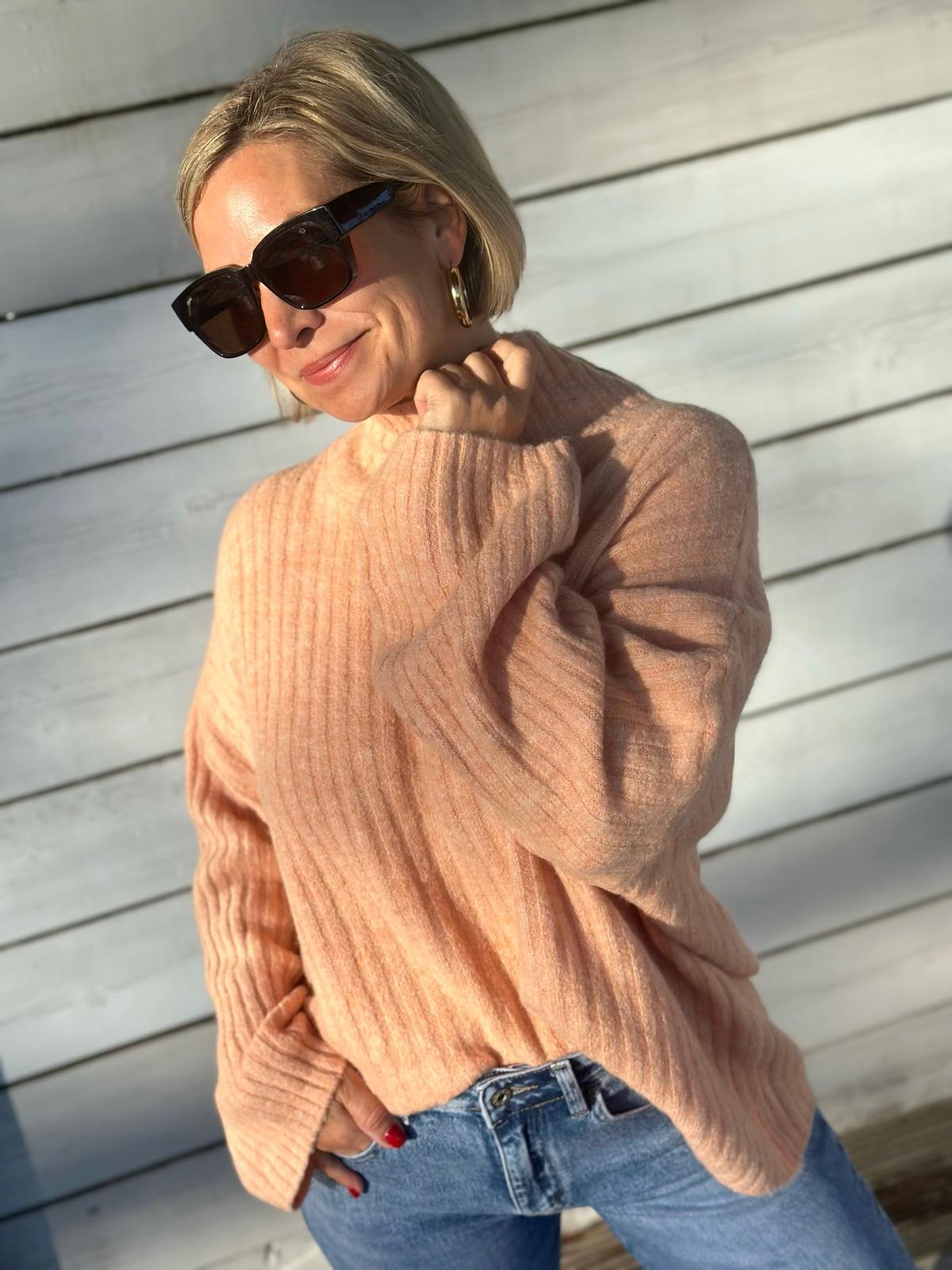 Kuscheliger Rippstrick-Rollkragen in Apricot