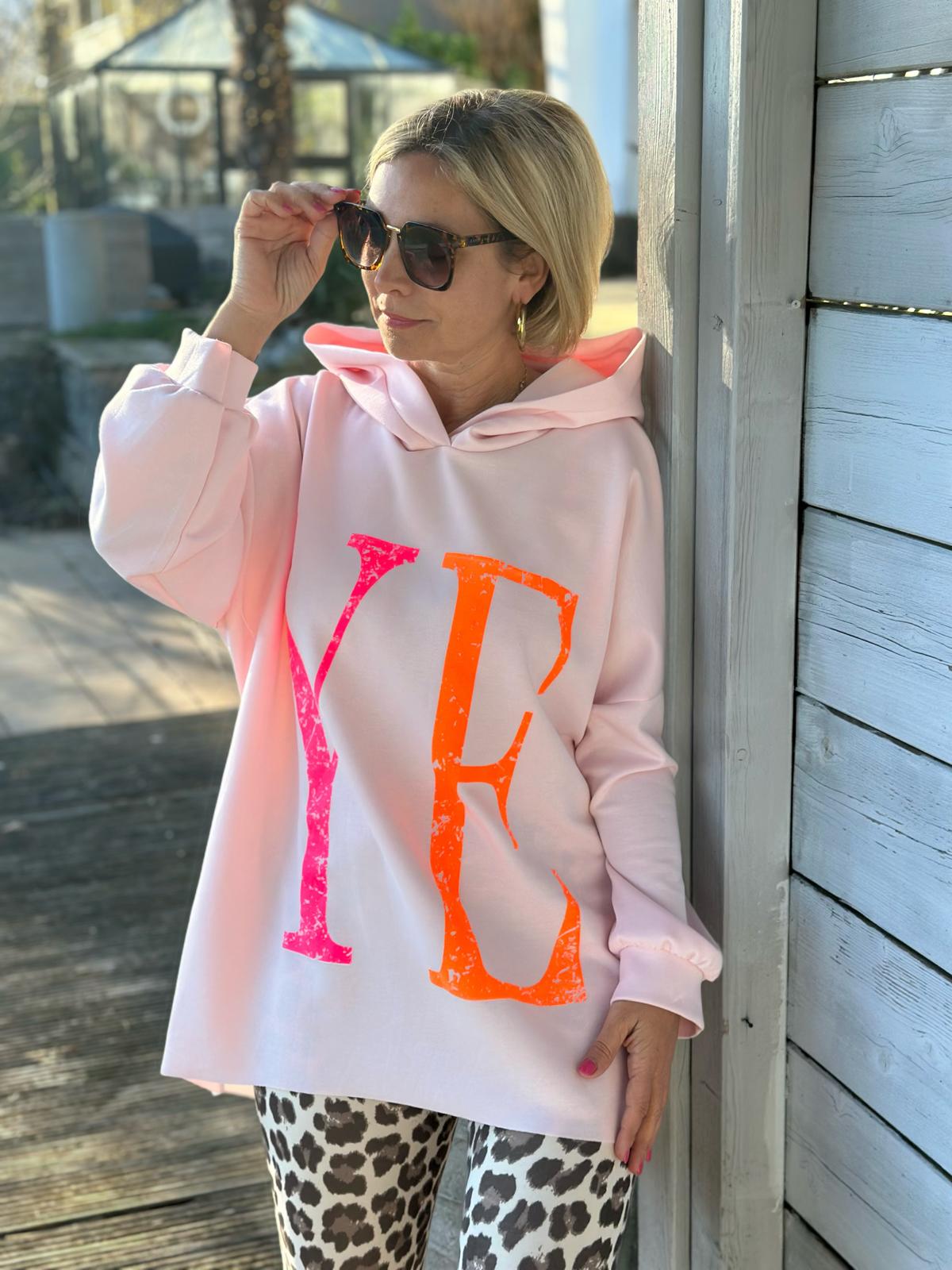 Oversize Hoodie „YEAH“ mit Front- & Backprint in Rosa