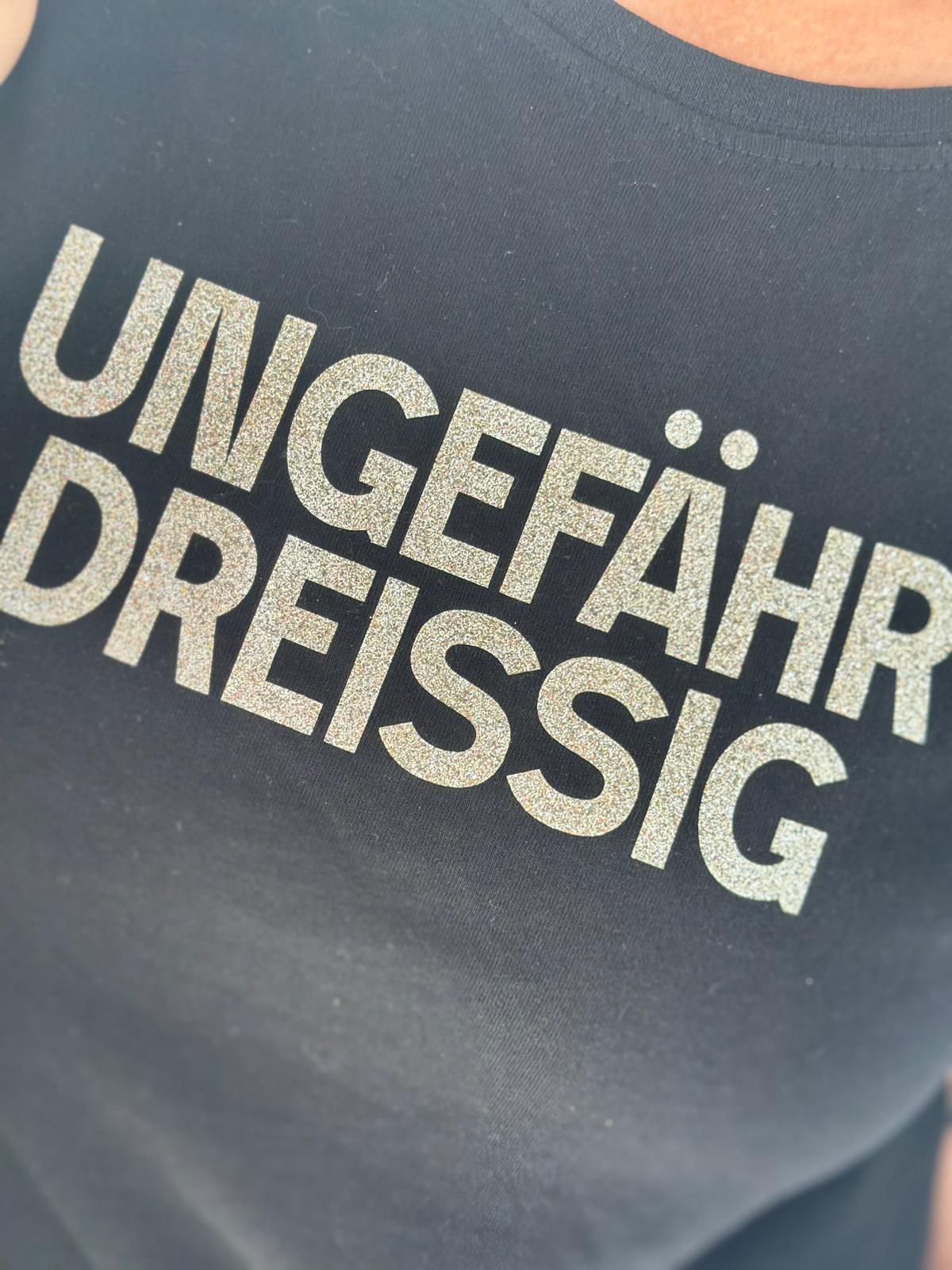 Statement Shirt „Ungefähr Dreißig“ – Lässiger Print in Schwarz