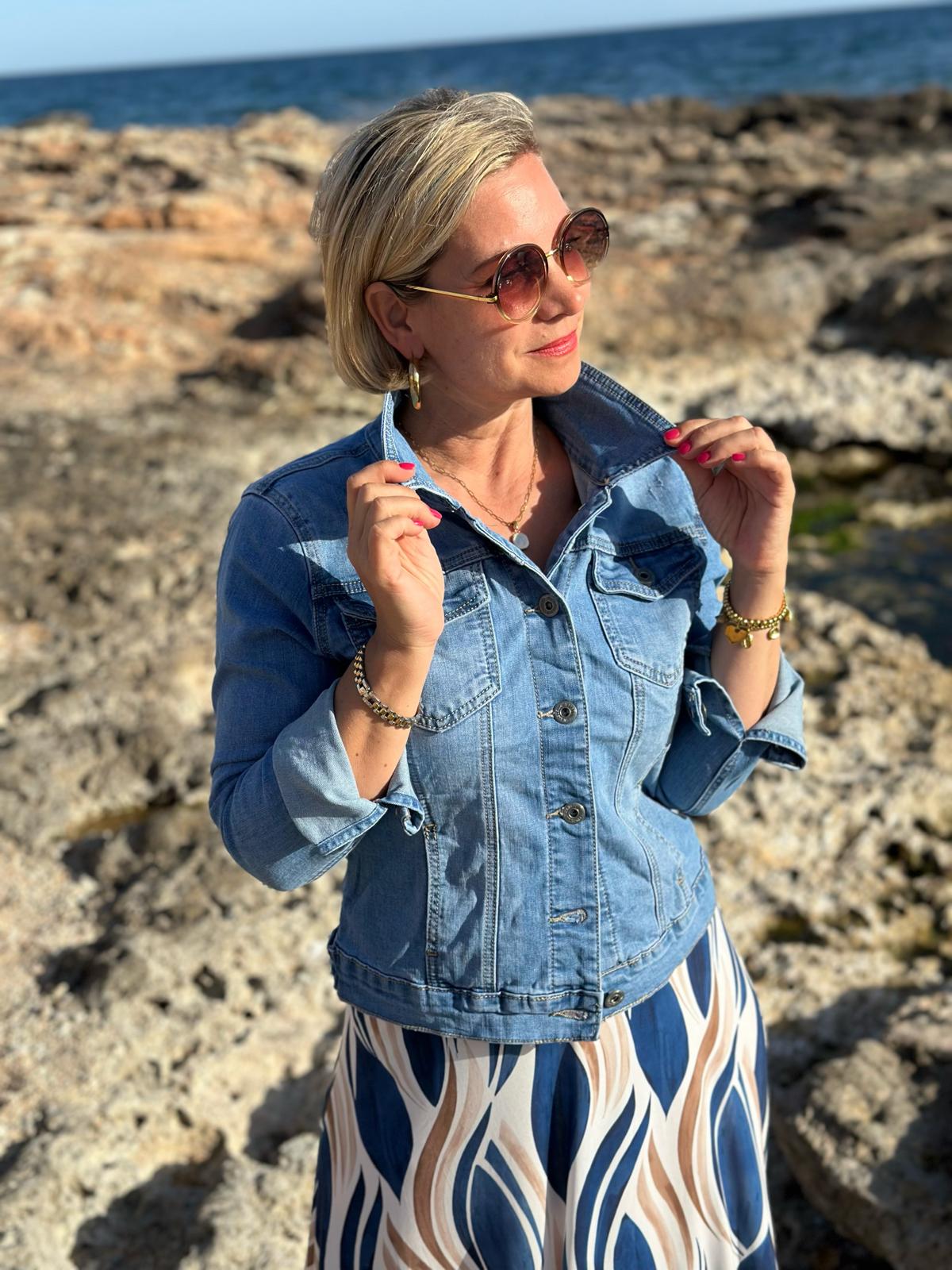 Denim Dreams – Klassische Jeansjacke in Light Blue