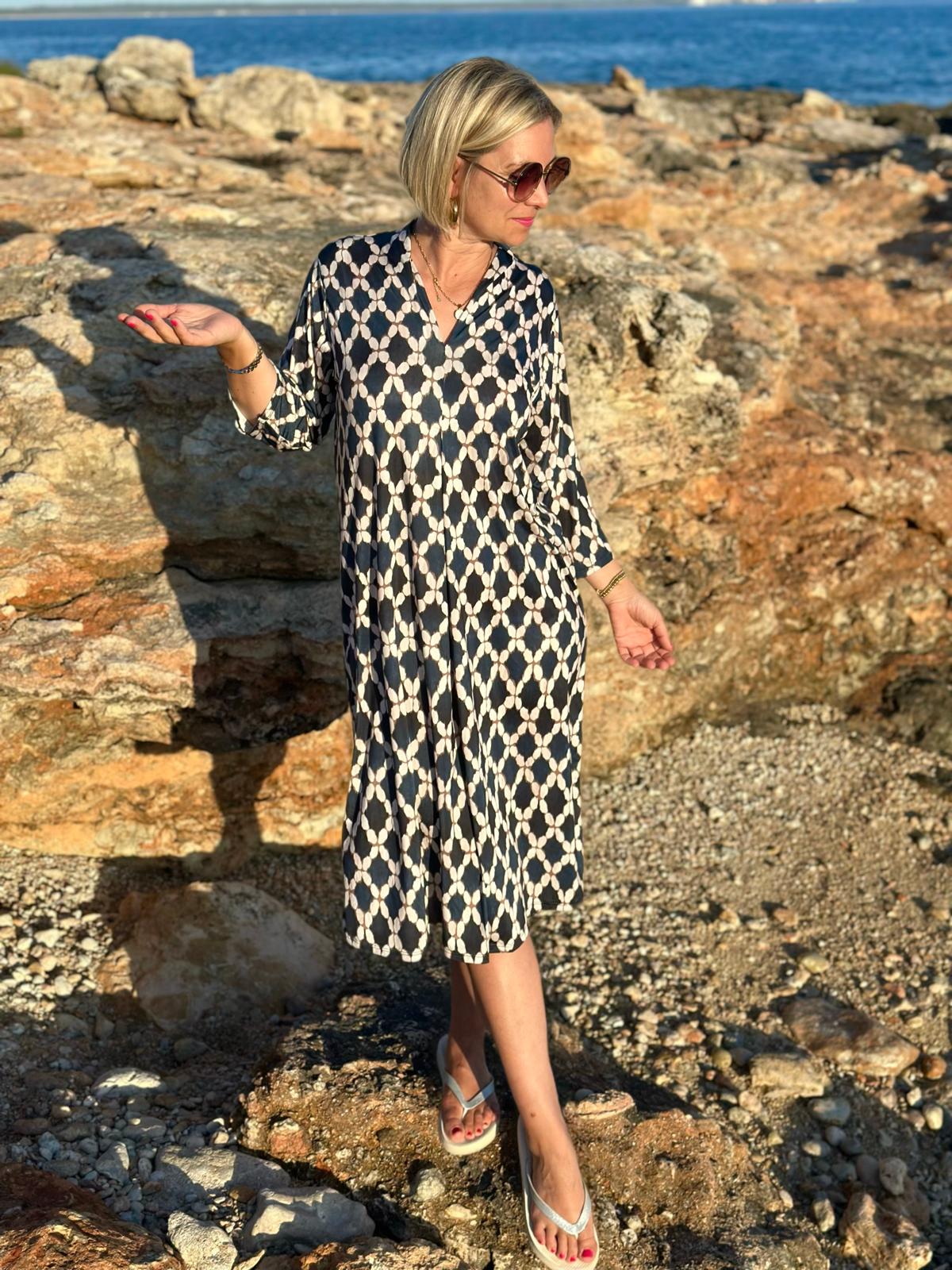 Sommerkleid "Luna" mit grafischem Print & V-Ausschnitt in Marine