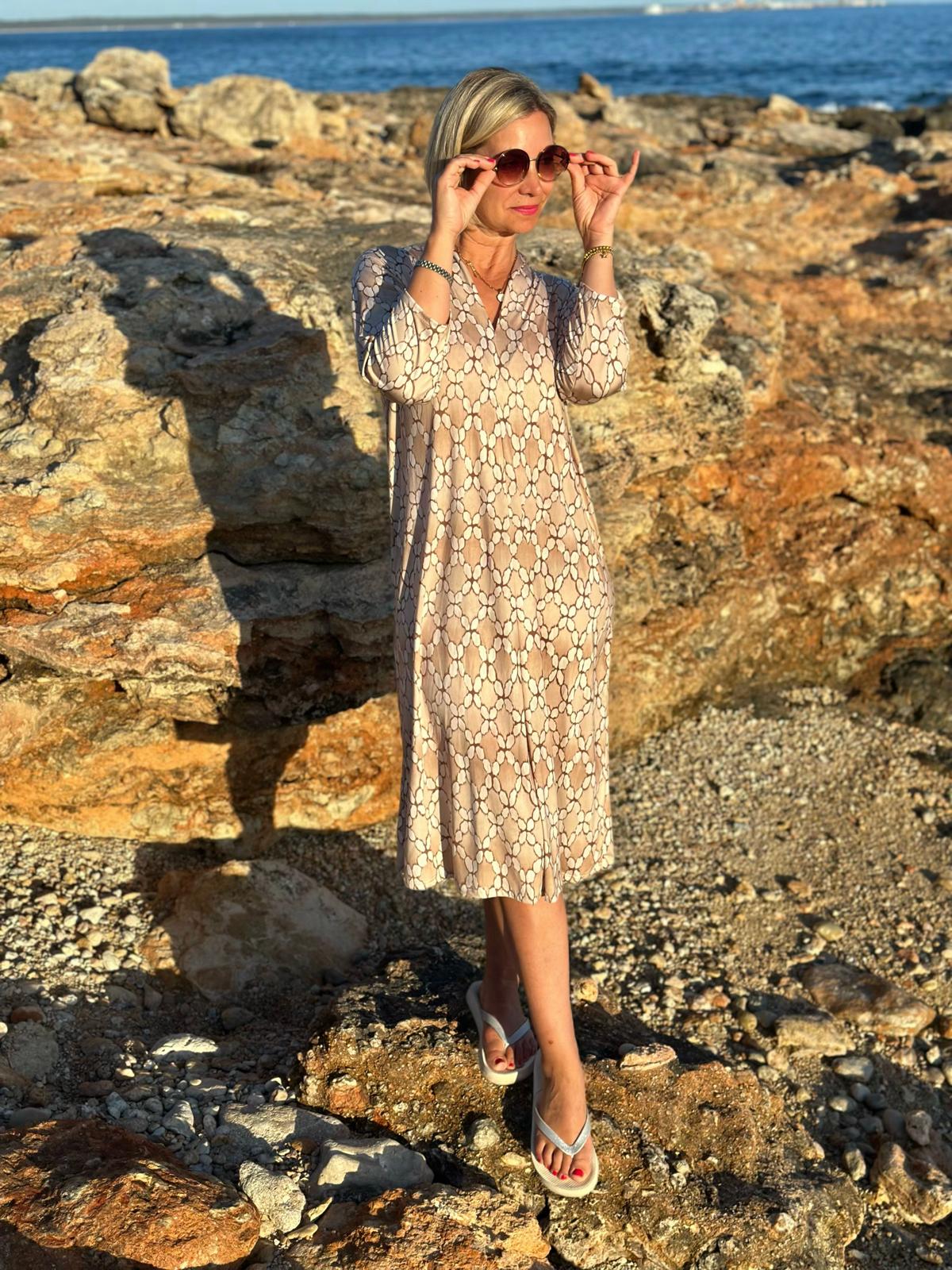Sommerkleid "Luna" mit grafischem Print & V-Ausschnitt in Beige