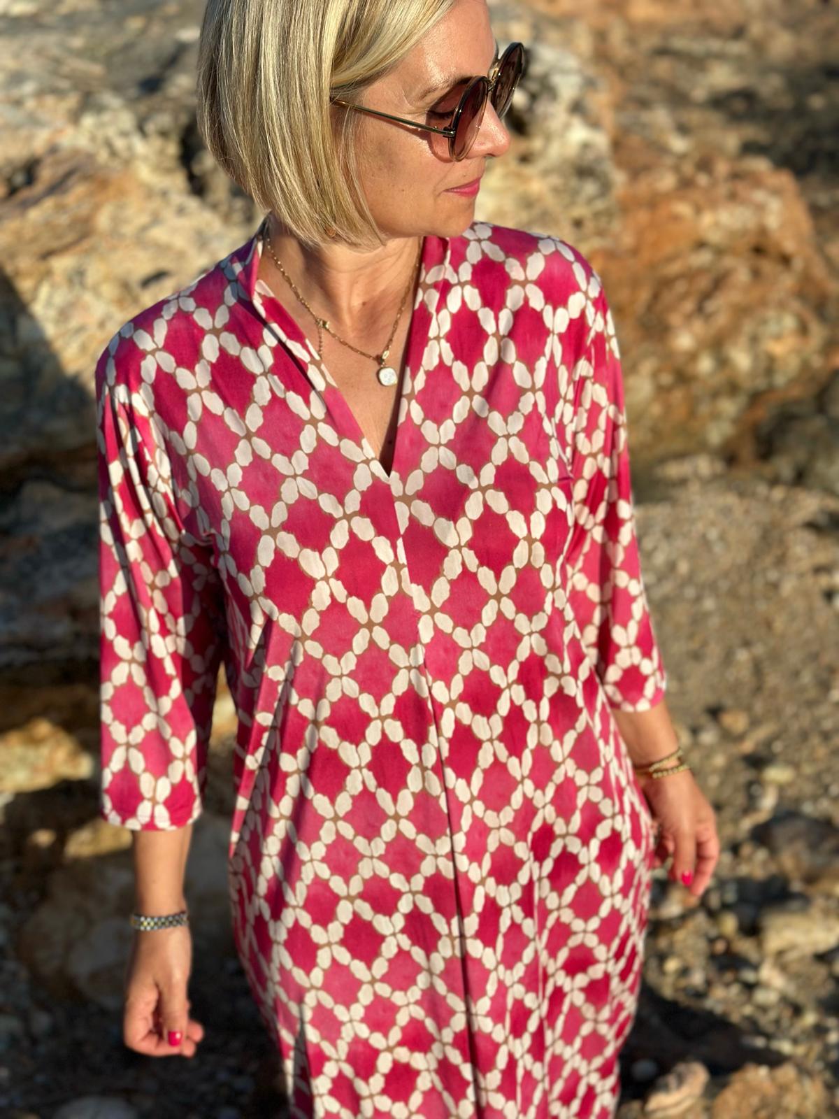 Sommerkleid "Luna" mit grafischem Print & V-Ausschnitt in Dark Pink