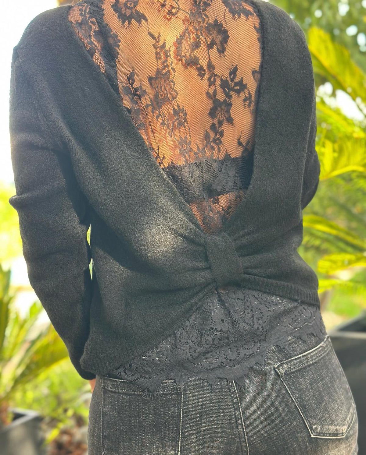 Pullover „Élise“ – Schwarz mit Spitzenrücken