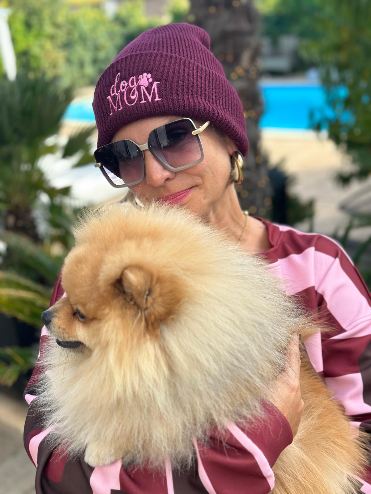 BE FAMOUS Mütze - „Dog Mom“ Burgundy