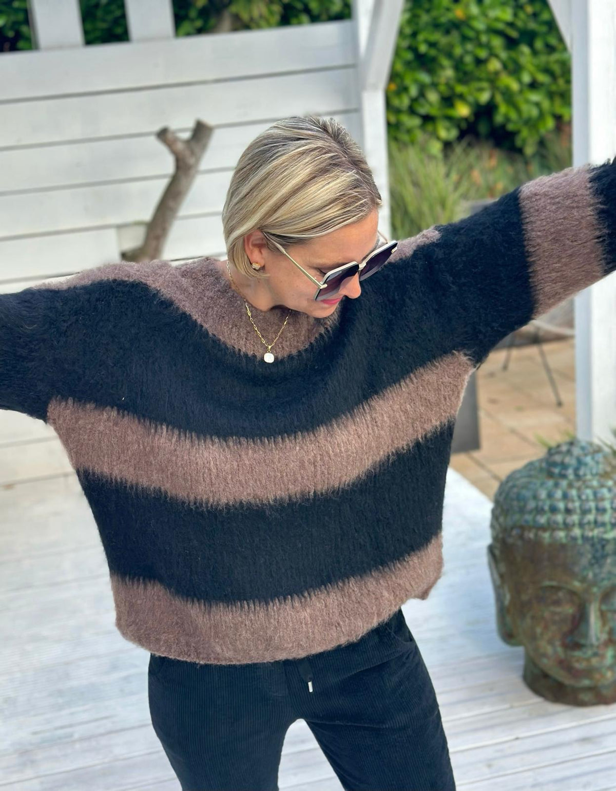 DARK CHOCOLATE – Flauschiger Streifenpullover in Schwarz & Taupe