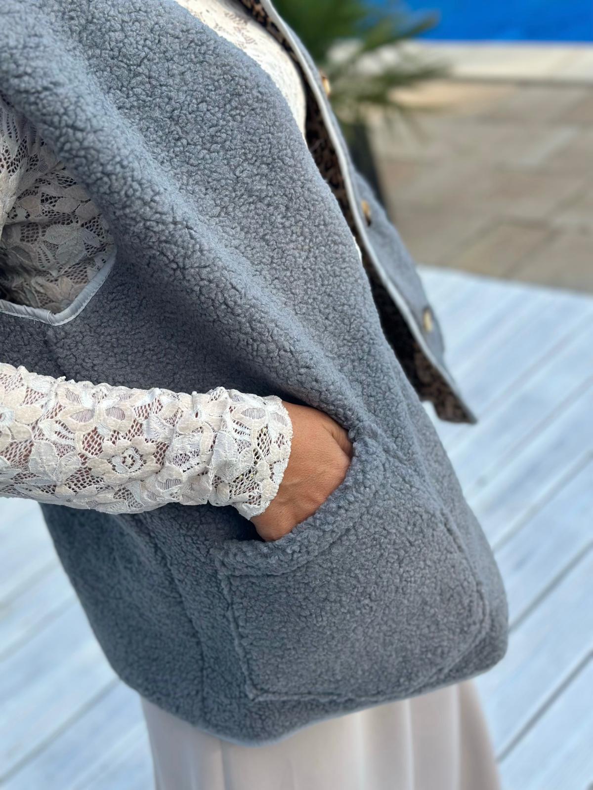 COZY TEDDY LOVE – Kuschelige Teddyweste in Steingrau