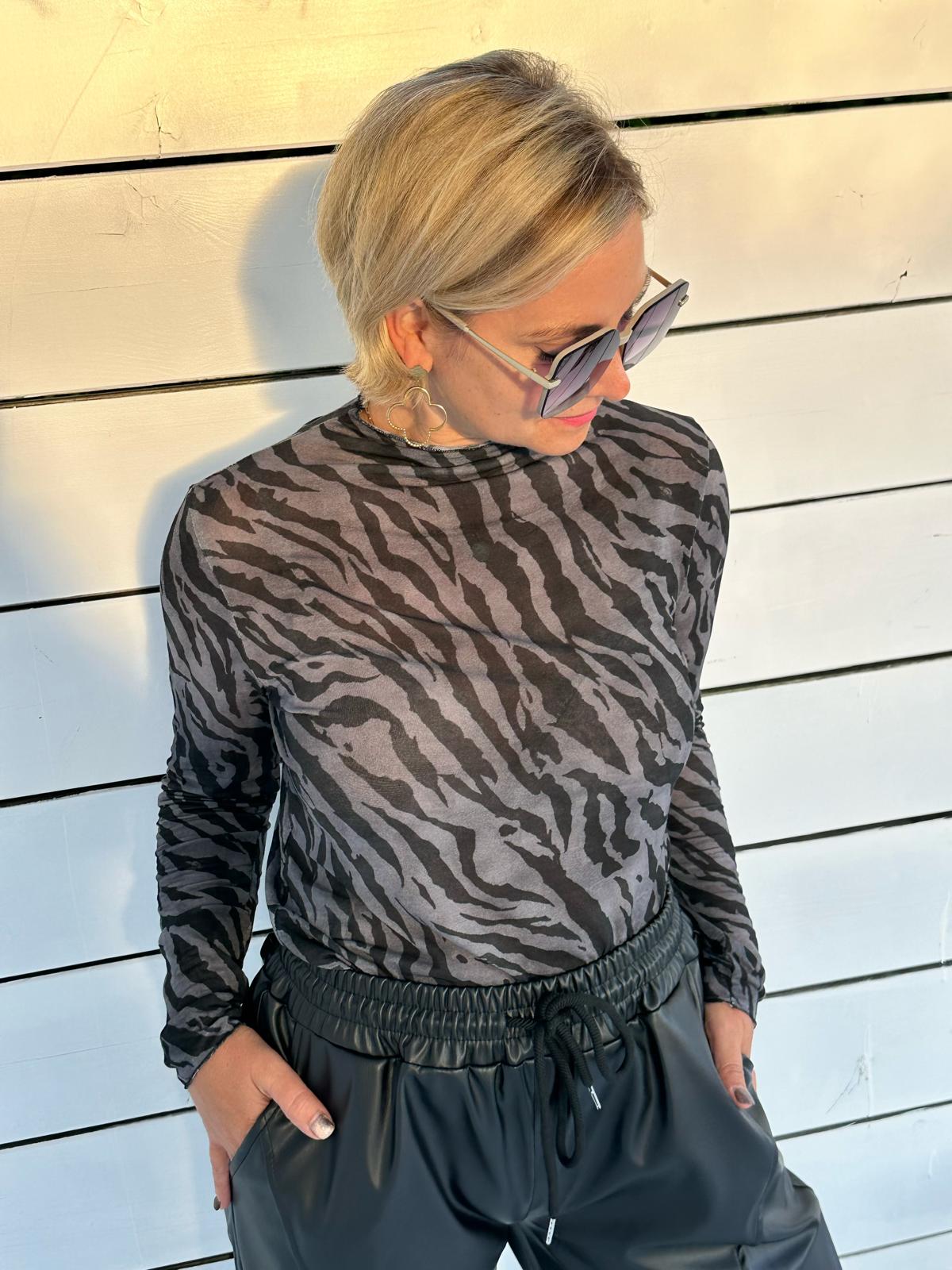 Mesh Longsleeve mit Zebra-Print & Stehkragen – Light Grey