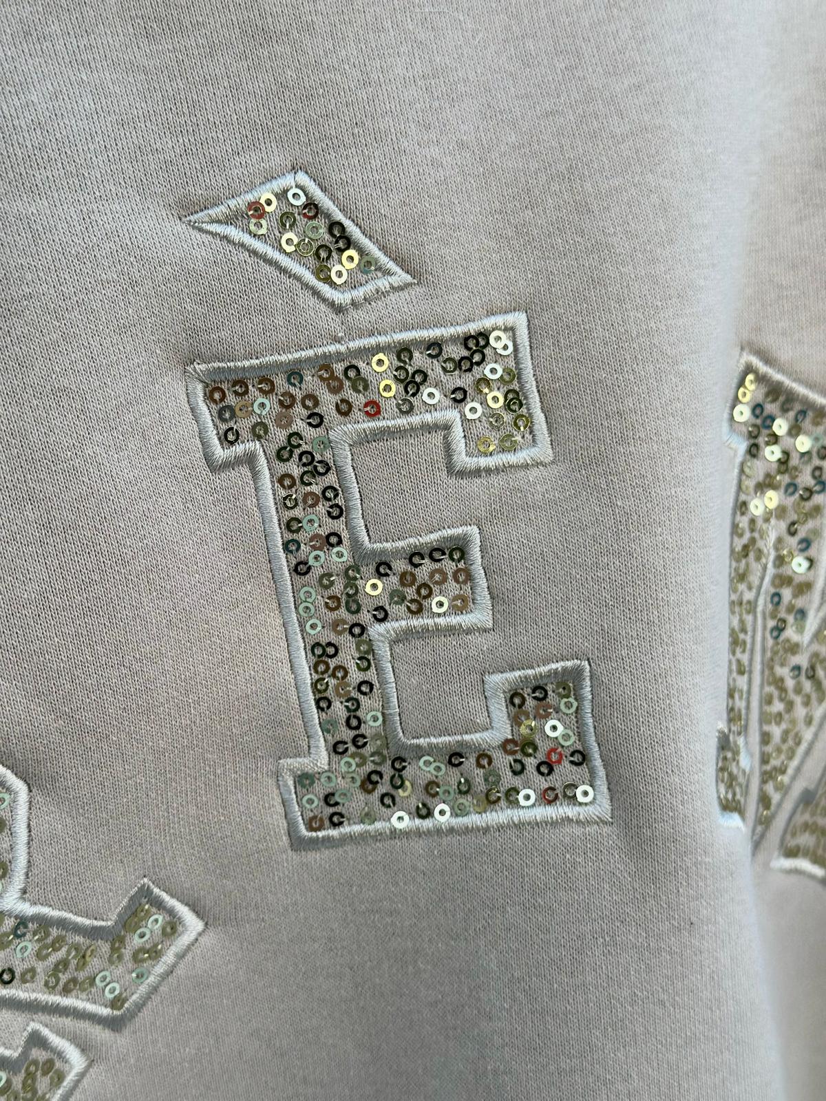Crème de la Crème – Oversize Sweatshirt mit funkelnder Pailletten-Applikation in Taupé