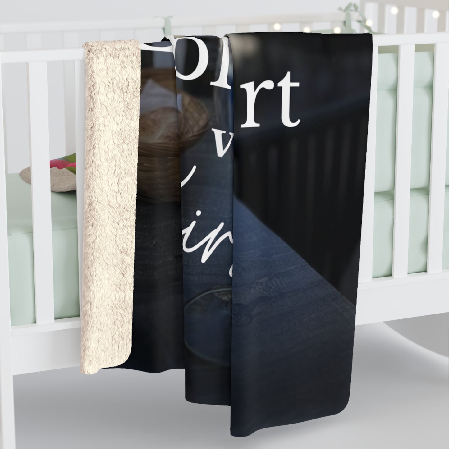 KIRSTEN PERSÖNLICH Decke "Lieblingsort", trage Deinen Namen ein und lade Dein Bild hoch!