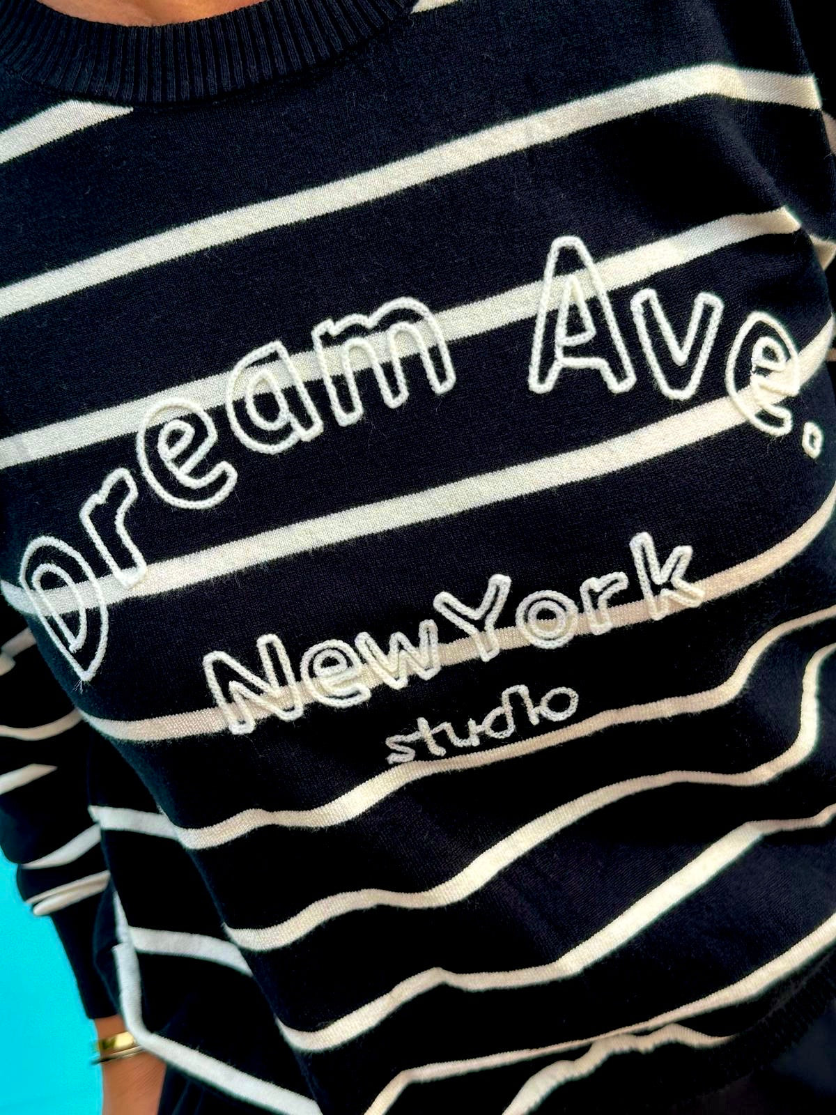 Süßer Streifen-Pulli "DREAM AVE." in Schwarz/Weiß