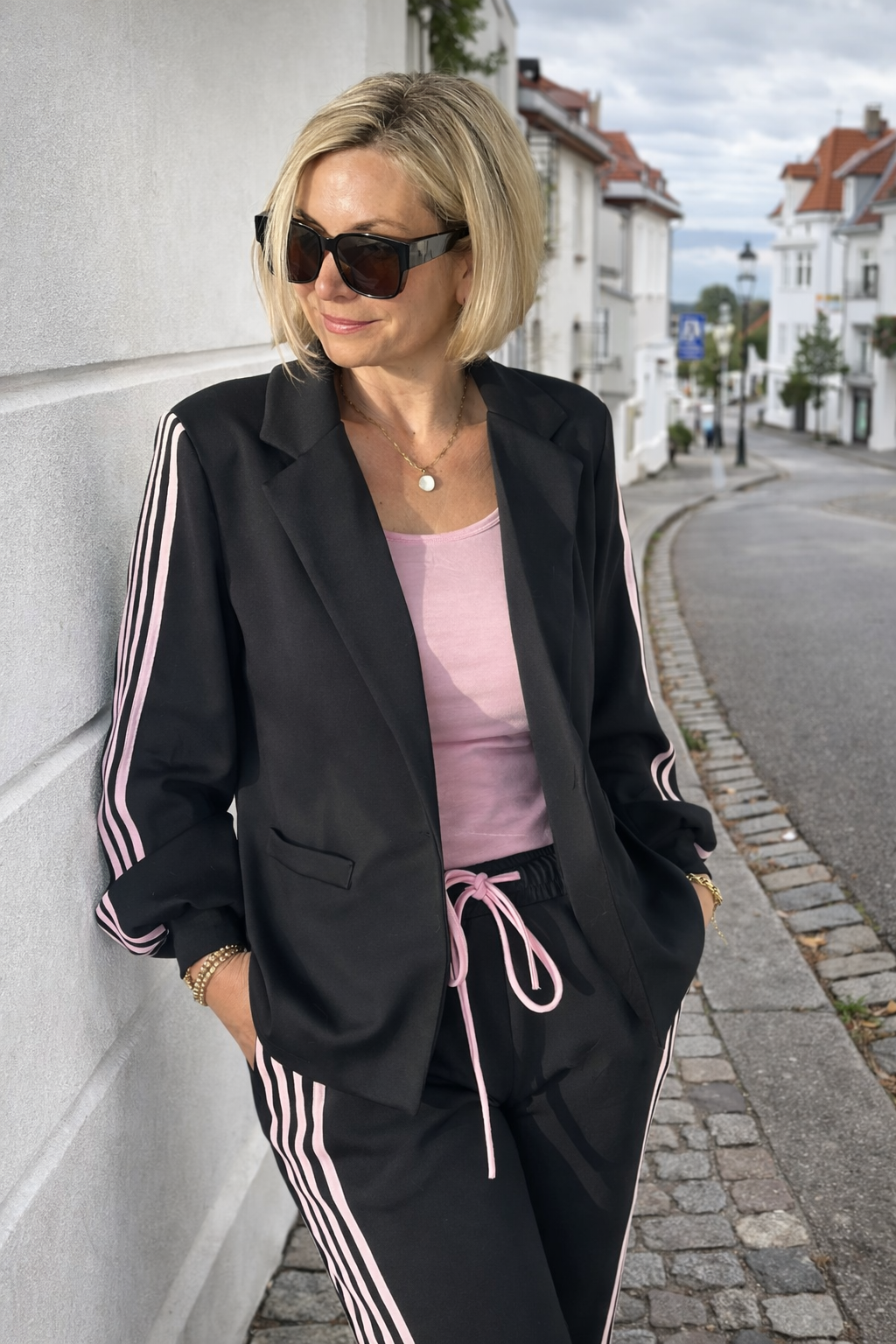 Edler Soft-Blazer mit rosé Streifen in Schwarz