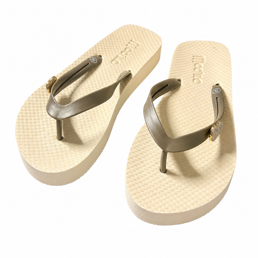 Mooilo Flip Flops Soft Sand – Beige mit Perlen-Detail