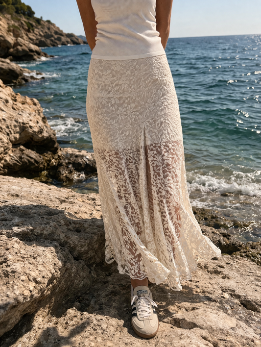 Spitzenrock mit fließendem Fall in Fresh White