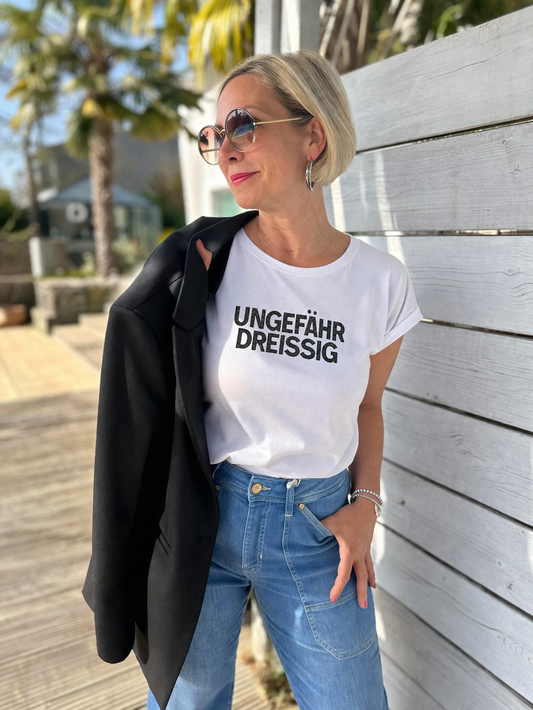 Statement Shirt „Ungefähr Dreißig“ – Lässiger Print in Weiss