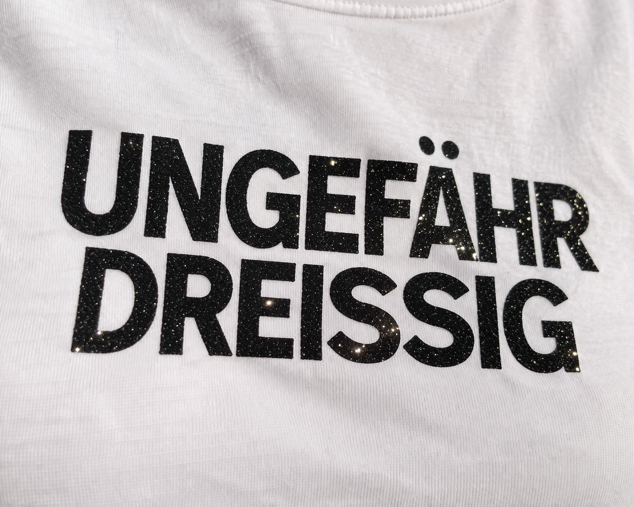 Statement Shirt „Ungefähr Dreißig“ – Lässiger Print in Weiss