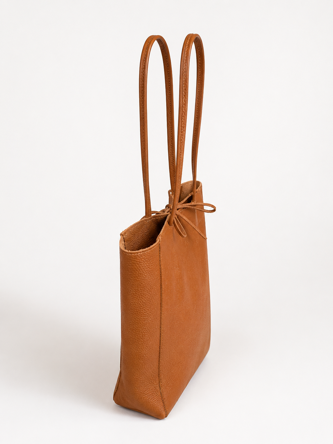 The Classic Shopper - in Cognac