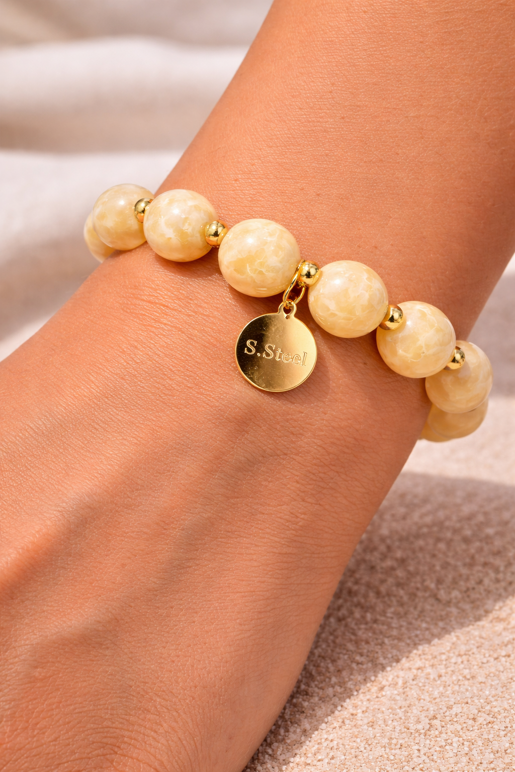 Golden Glow Armband – Elegante Perlenliebe in Creme & Gold