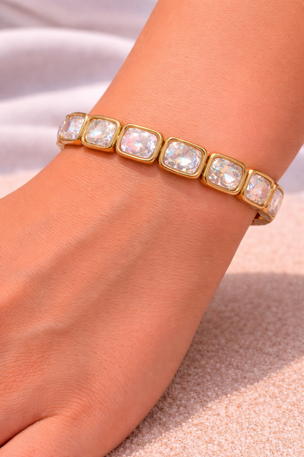 Elegantes Armband „Crystal Glow“ – elastisch & goldfarben