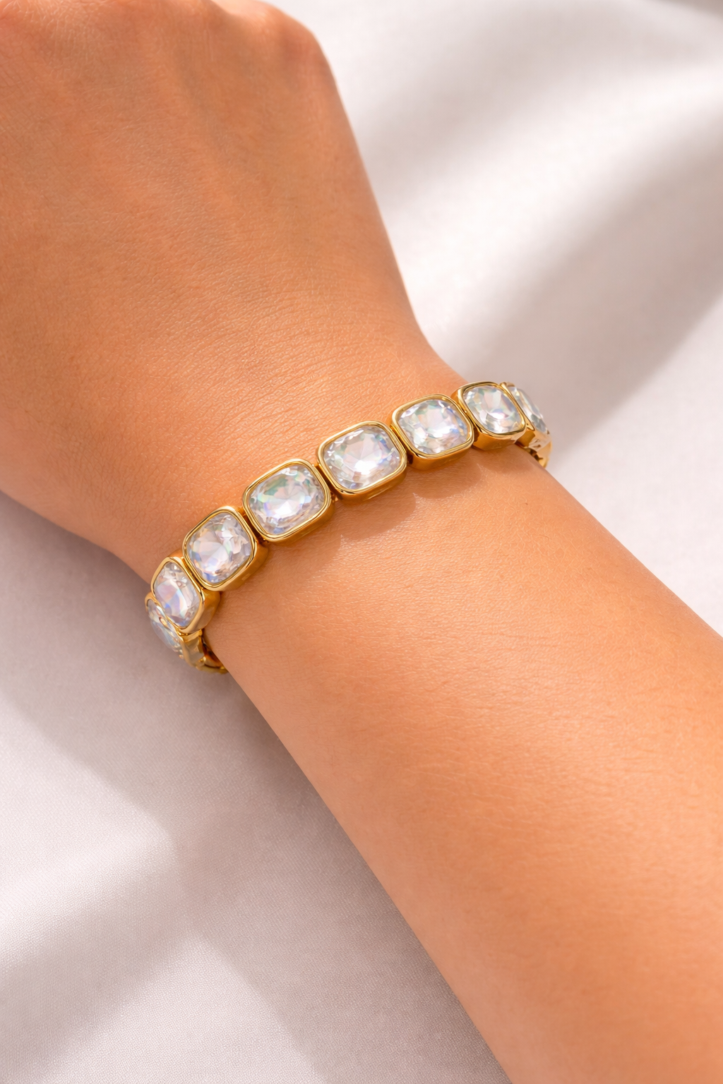 Blue Glow Stretch-Armband – Gold mit schimmernden Opal-Steinen