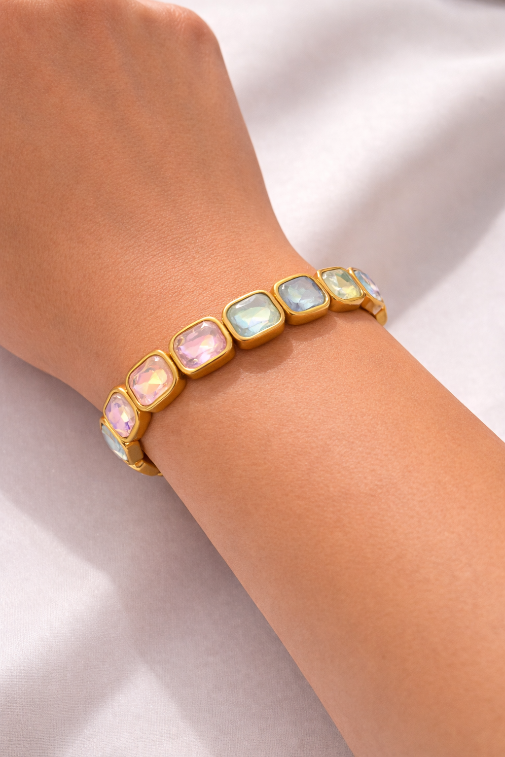 Rainbow Glow Stretch-Armband – Gold mit multicolor Kristallen