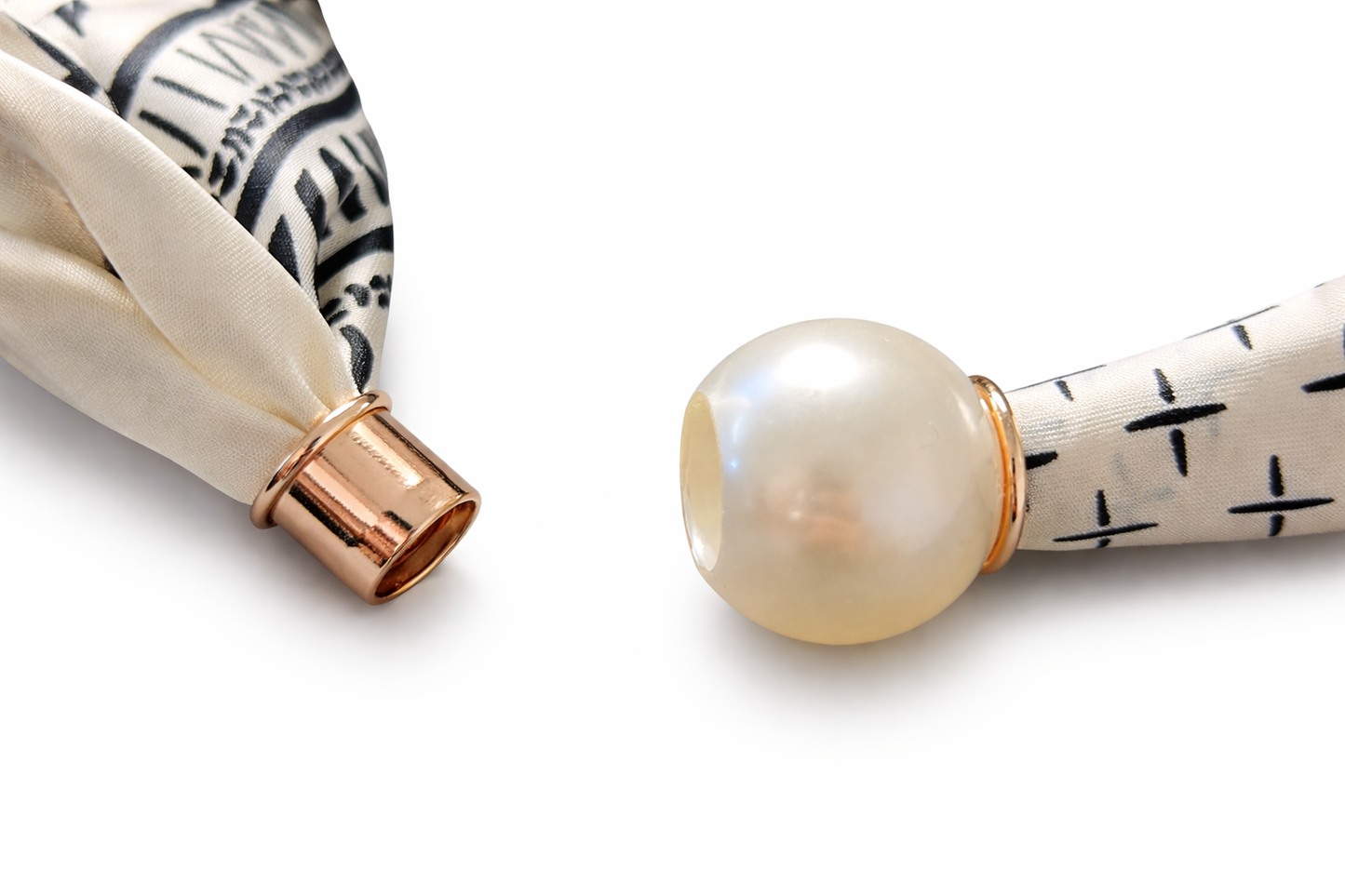 Halstuch Clean Chic mit Perlenverschluss – Schwarz/Creme