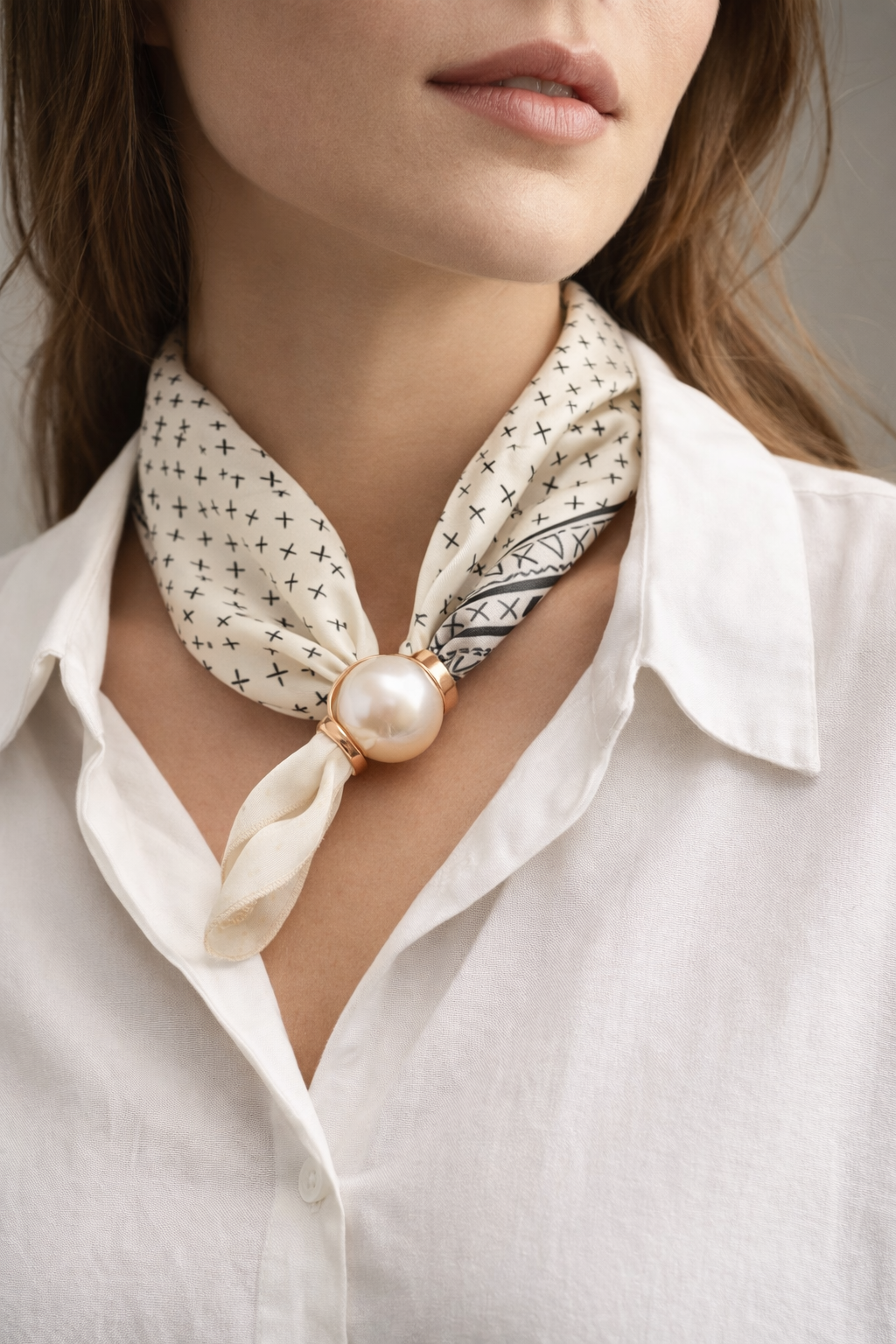 Halstuch Clean Chic mit Perlenverschluss – Schwarz/Creme