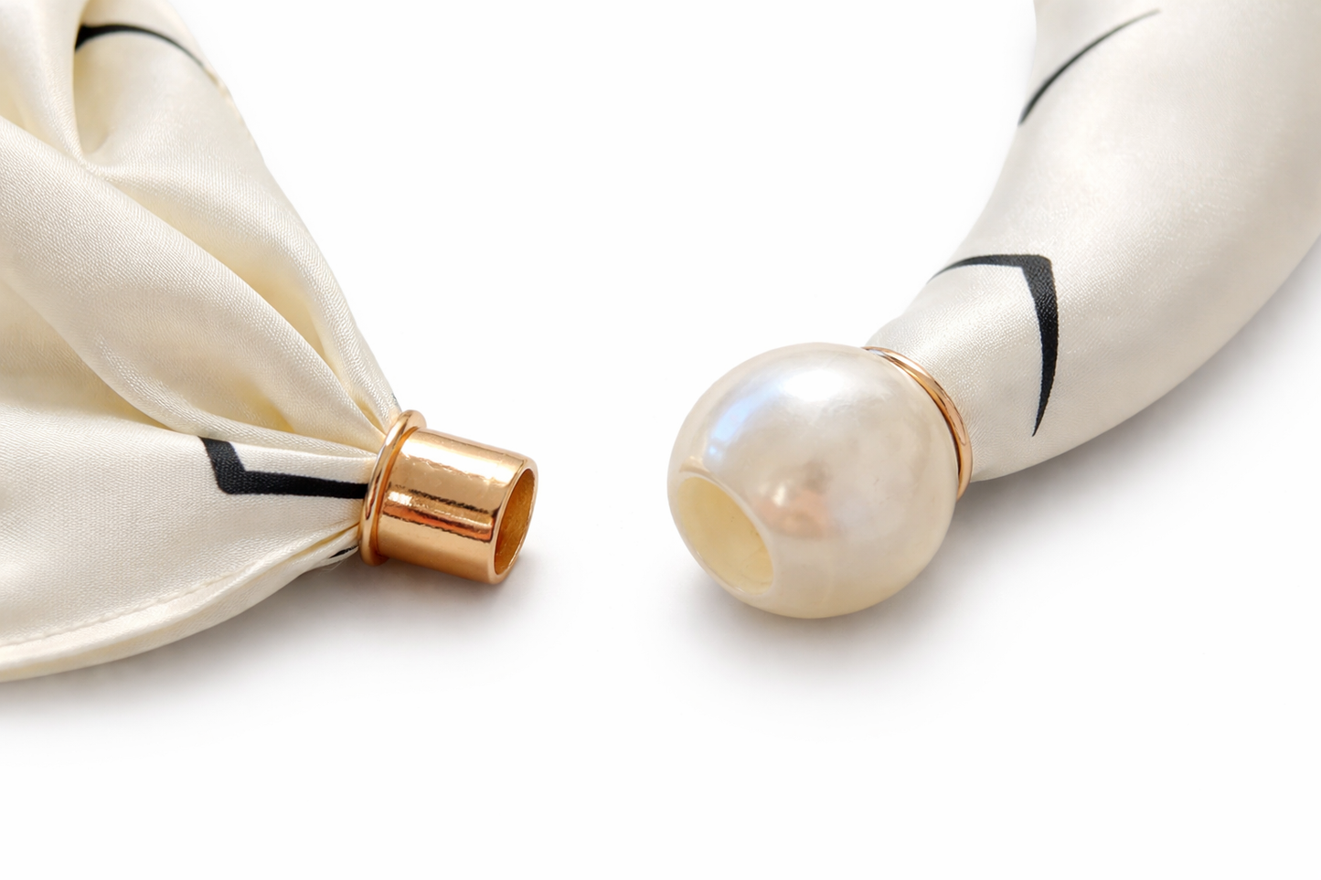 Halstuch Minimal Chic mit Perlenverschluss – Ivory