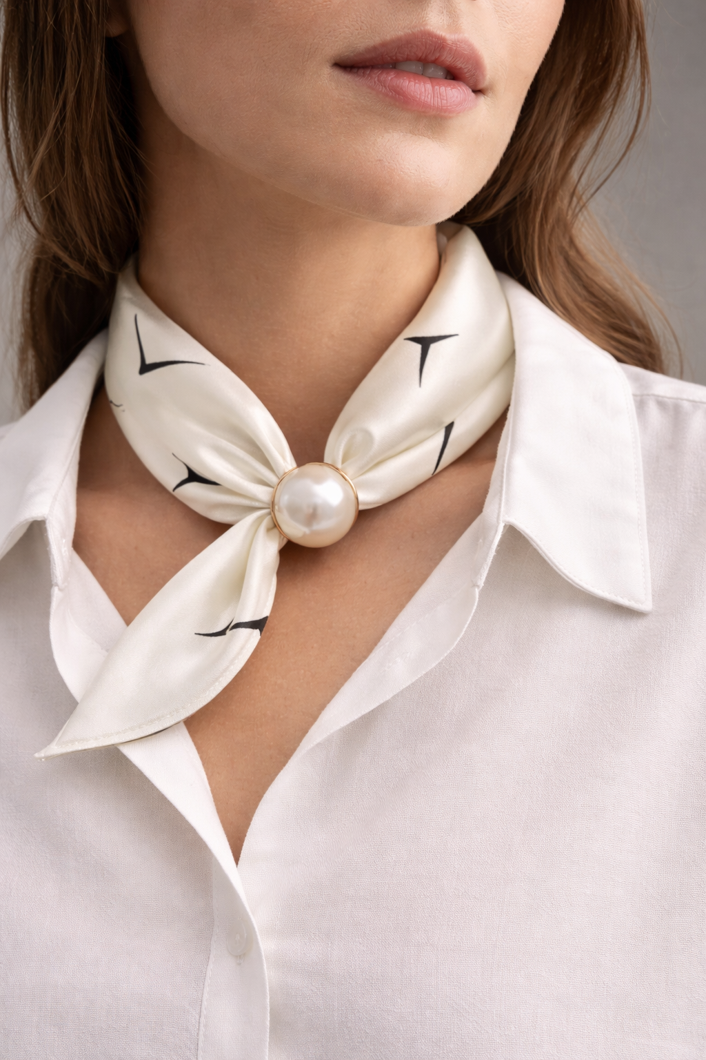 Halstuch Minimal Chic mit Perlenverschluss – Ivory