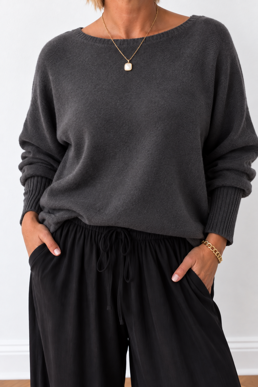 COZY CAPE – Oversized Pullover Anthrazit