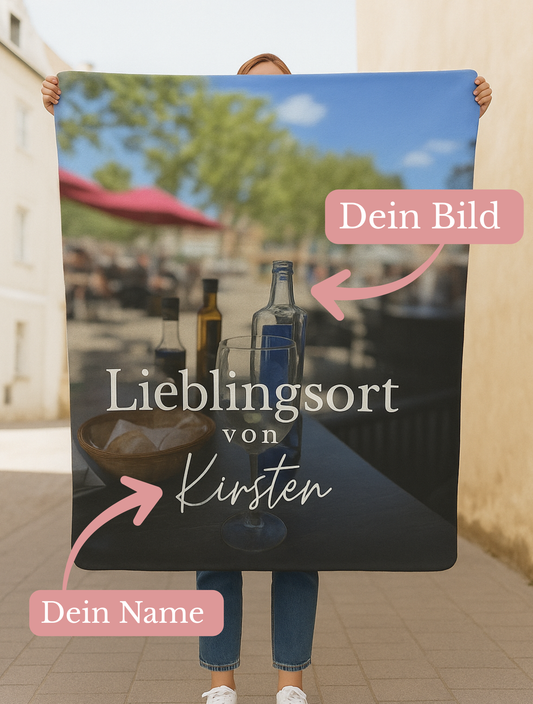 KIRSTEN PERSÖNLICH Decke "Lieblingsort", trage Deinen Namen ein und lade Dein Bild hoch!