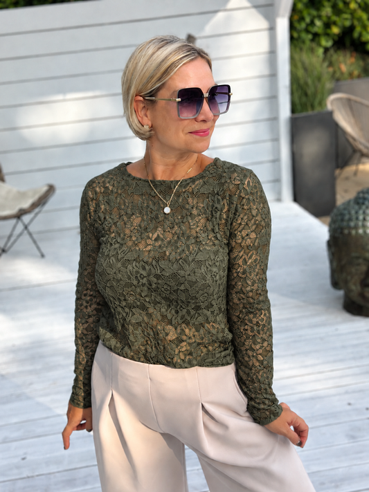 OLIVE LACE – Elegantes Langarmshirt mit floraler Spitze