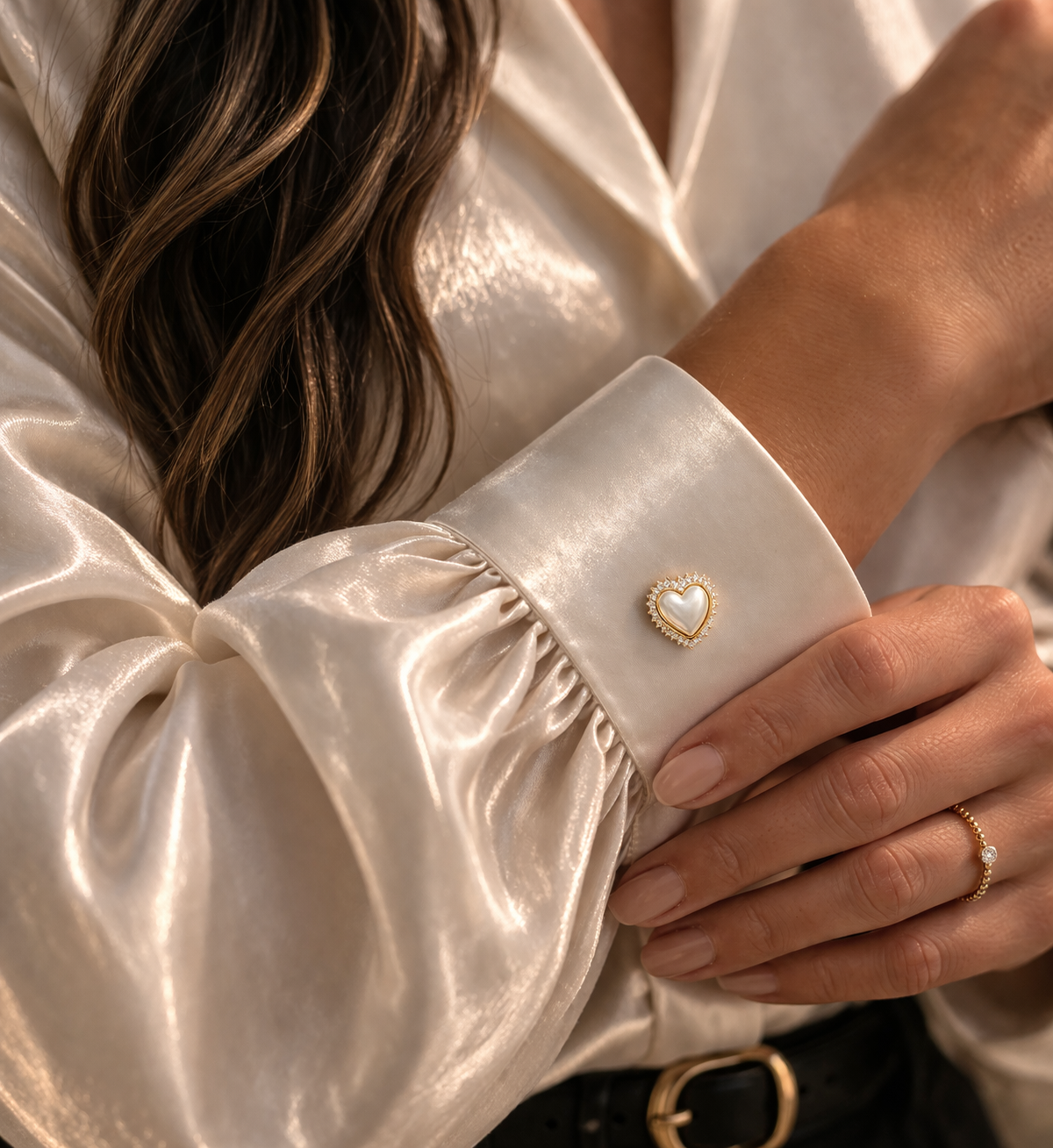 Goldene Herzbrosche mit Kristallrand