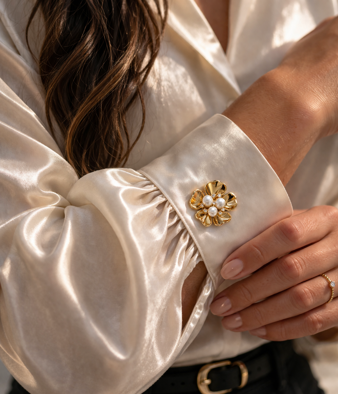 Goldene Blütenbrosche mit Perlen & Kristallen