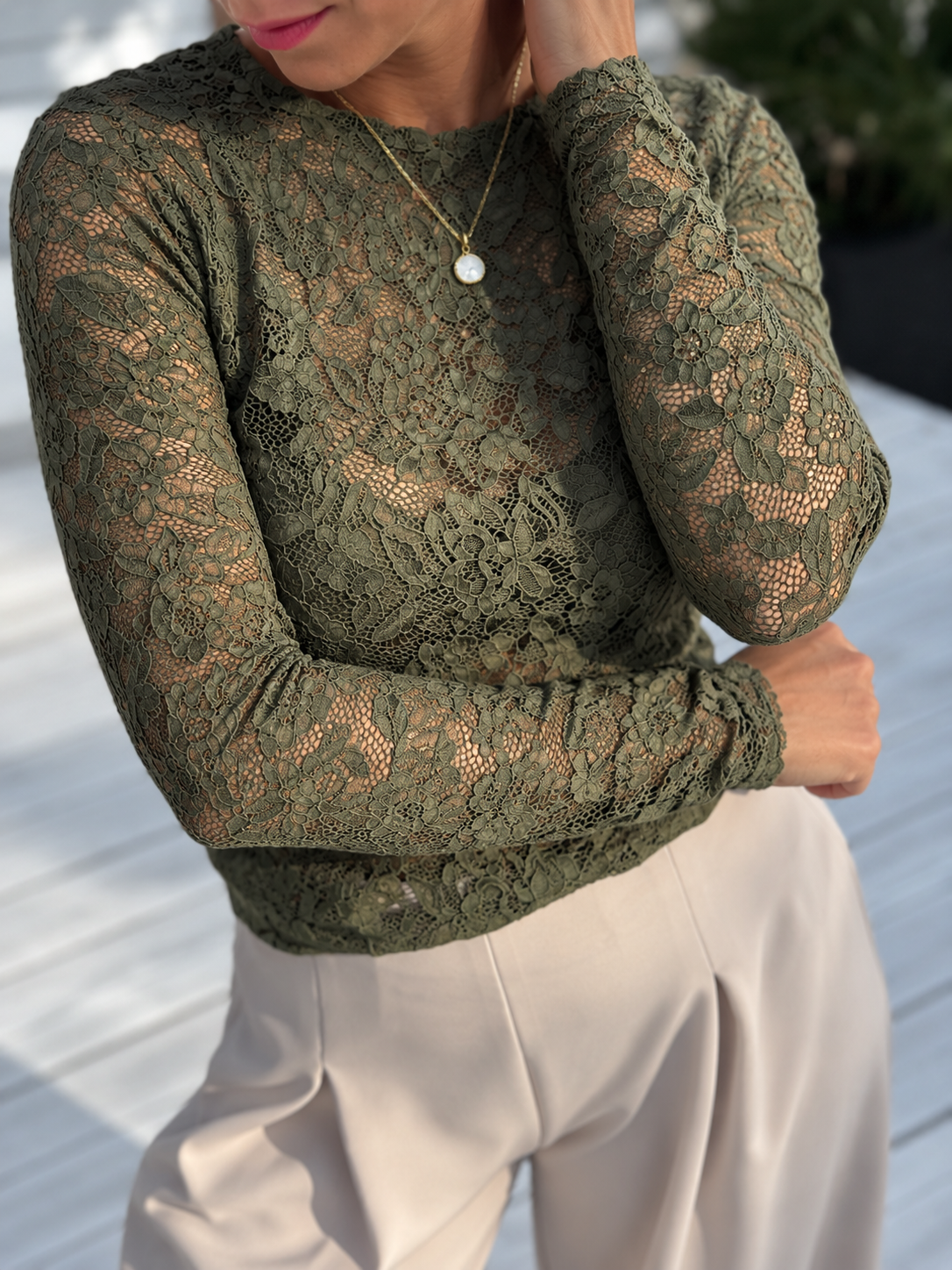 OLIVE LACE – Elegantes Langarmshirt mit floraler Spitze