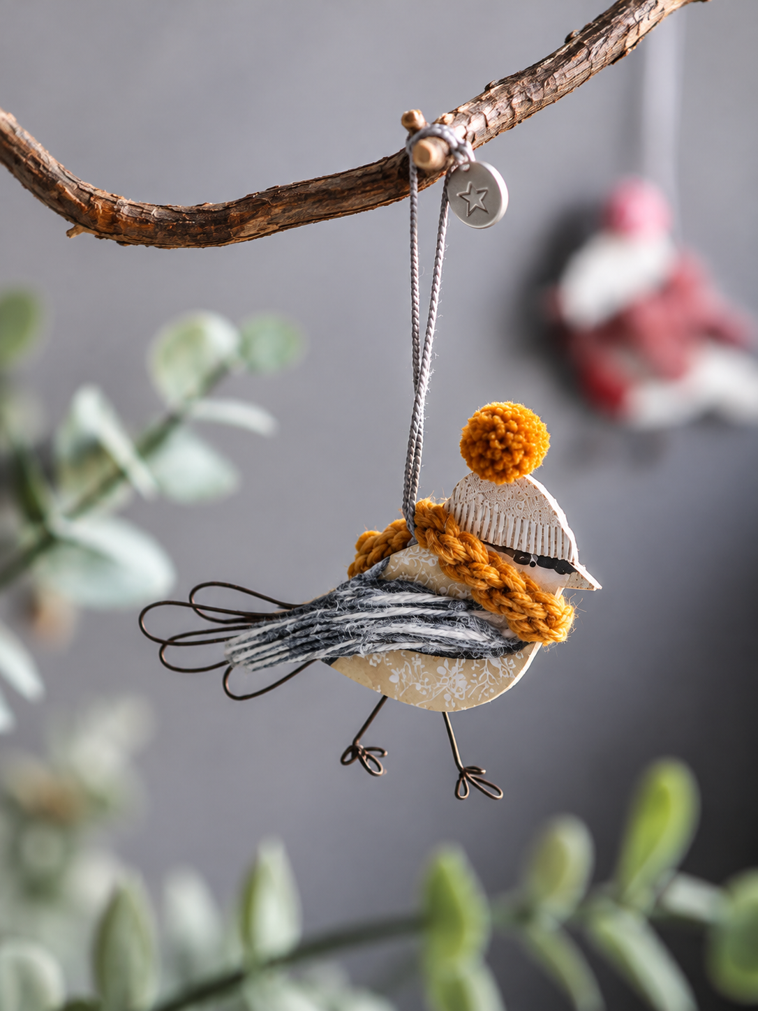 Mini Wintervogel mit Strickmütze & Schal – Gelb