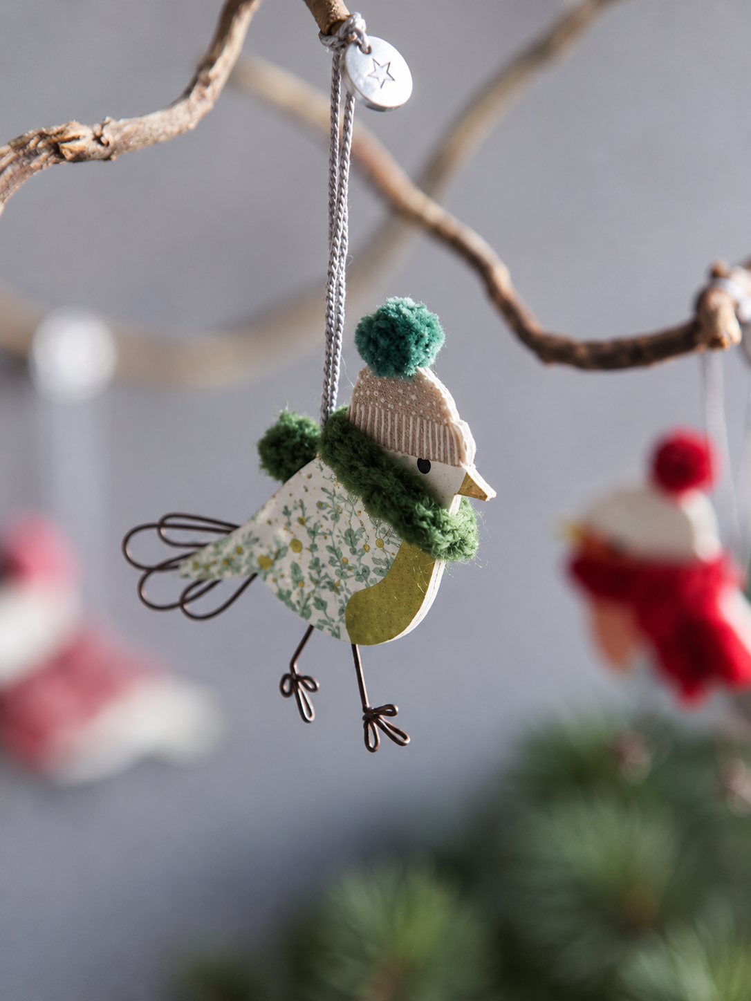 Mini Wintervogel mit Strickmütze & Schal – Grün