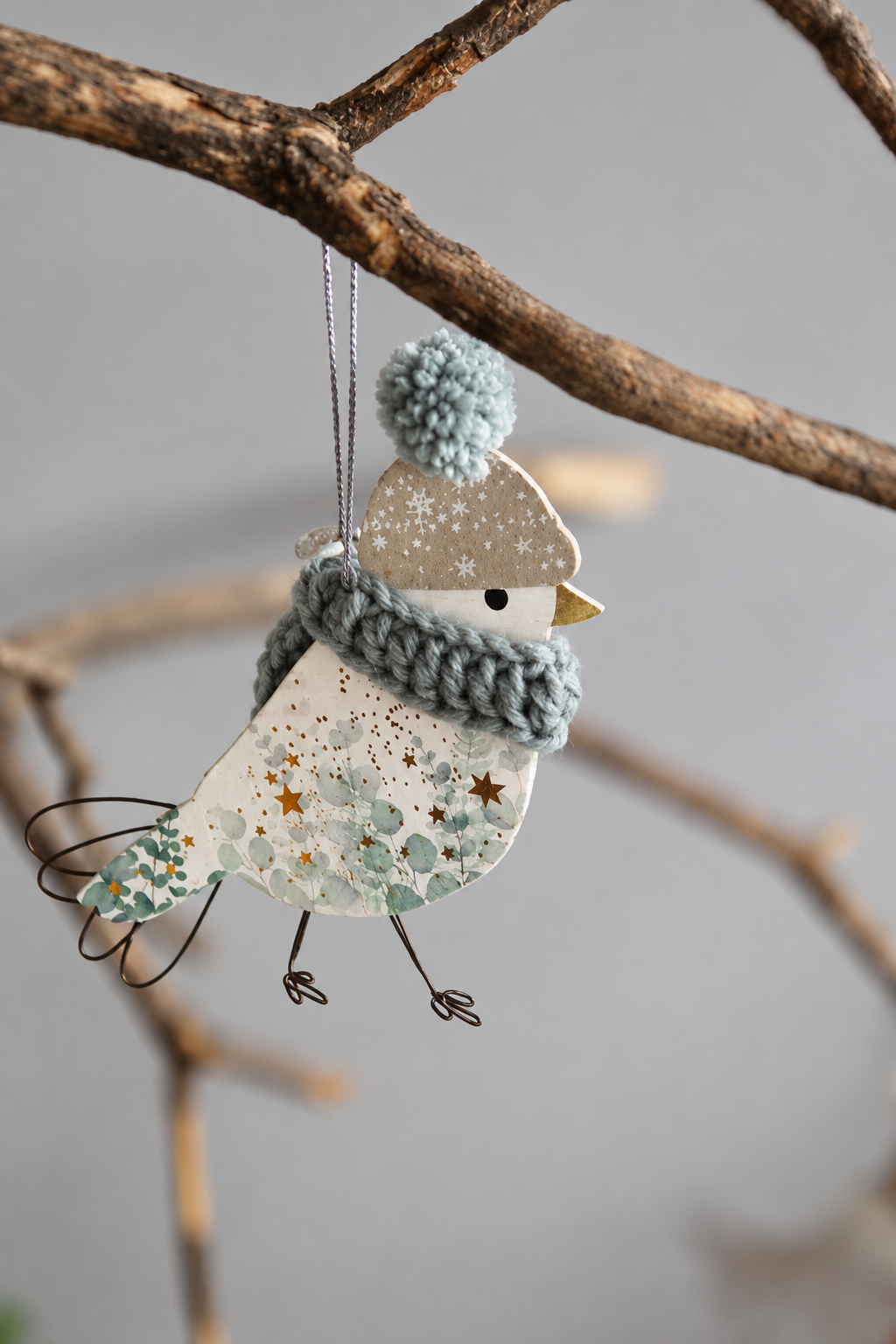 Wintervogel mit Strickmütze & Schal – Grau