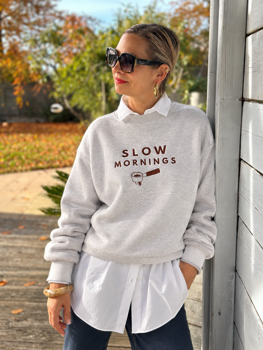 KIRSTENS – SLOW MORNINGS Sweatshirt mit schokobrauner Stickerei & Kaffeemotiv