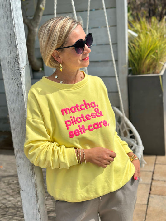 Zuckersüßes Sommer-Sweatshirt "MATCHA, PILATES & SELFCARE" in Pastell-Gelb