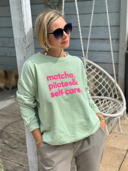 Zuckersüßes Sommer-Sweatshirt "MATCHA, PILATES & SELFCARE" in Matcha Green