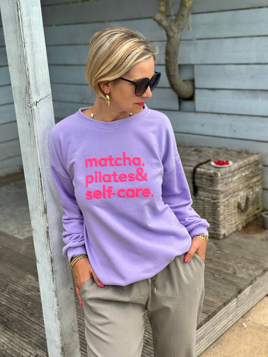 Zuckersüßes Sommer-Sweatshirt "MATCHA, PILATES & SELFCARE" in Flieder