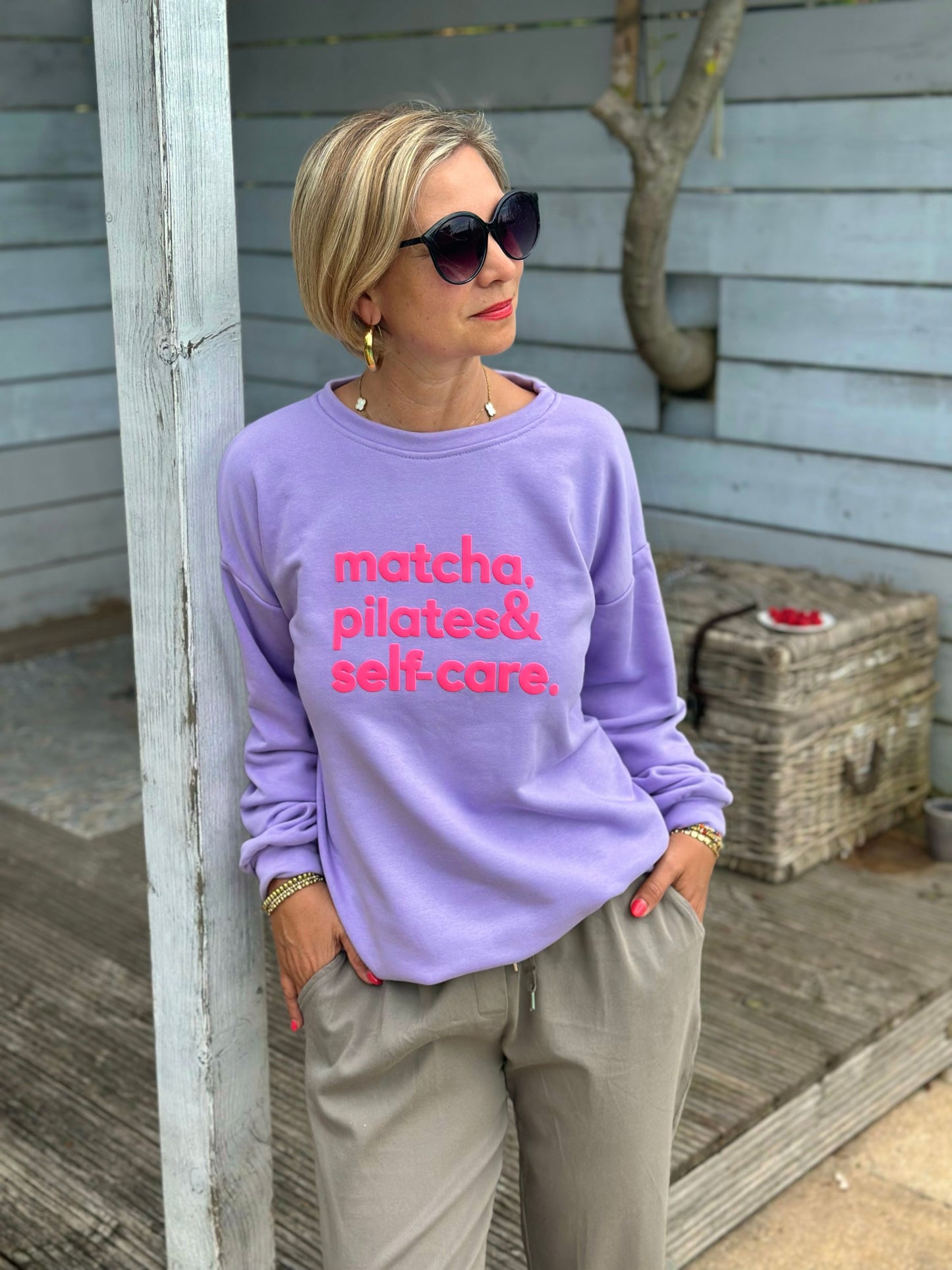 Zuckersüßes Sommer-Sweatshirt "MATCHA, PILATES & SELFCARE" in Flieder