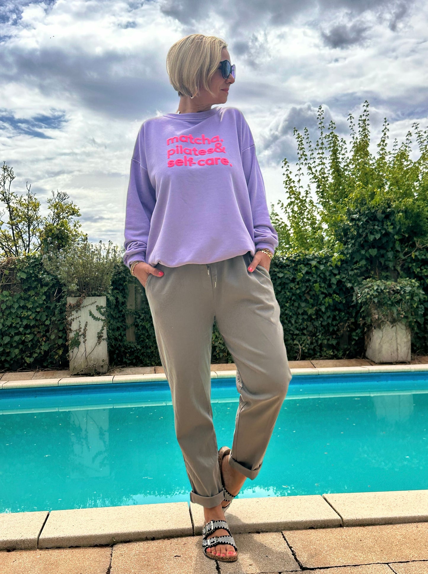 Zuckersüßes Sommer-Sweatshirt "MATCHA, PILATES & SELFCARE" in Flieder