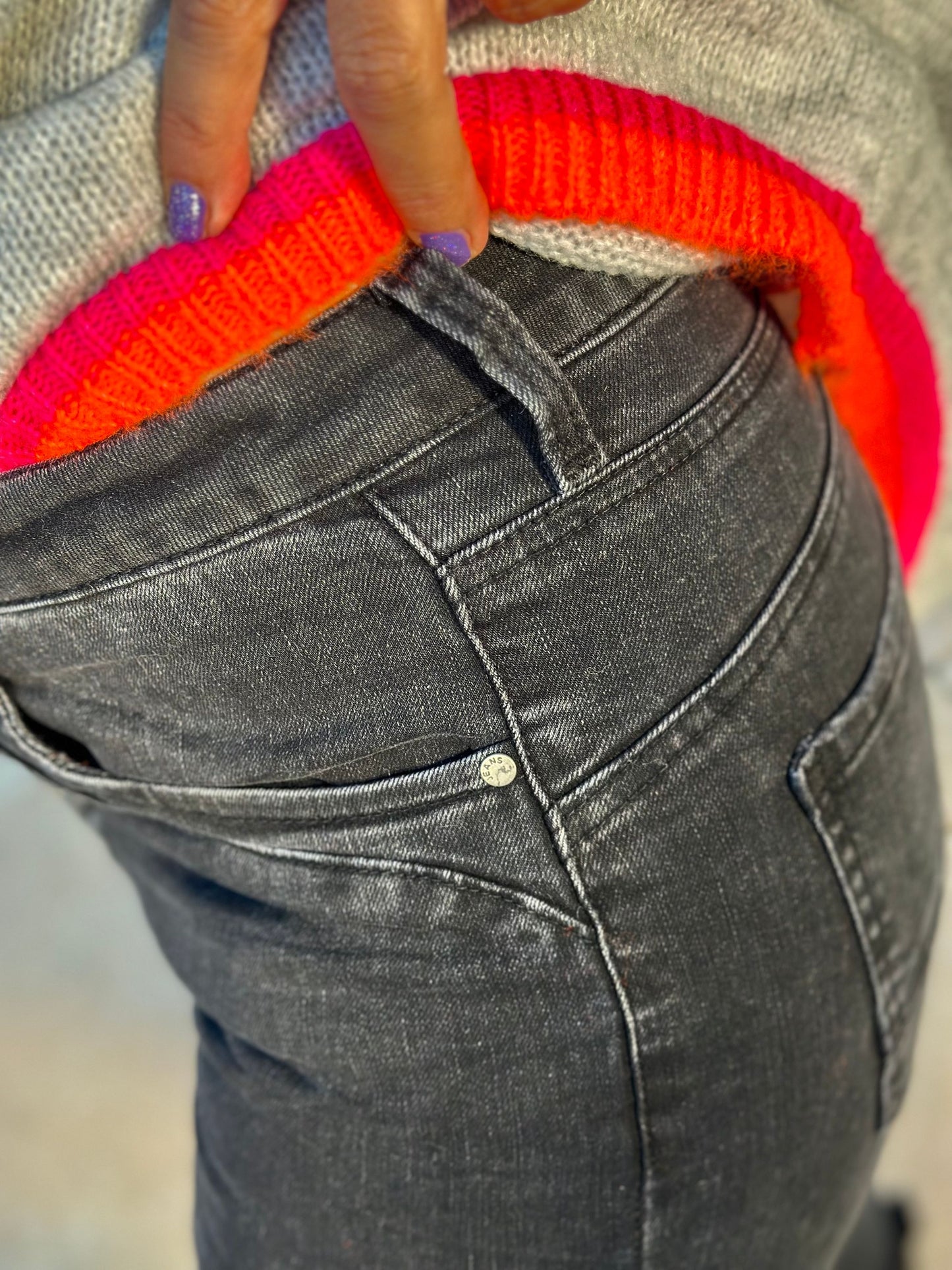 Stylische Basic Jeans mit süßer Knopfleiste