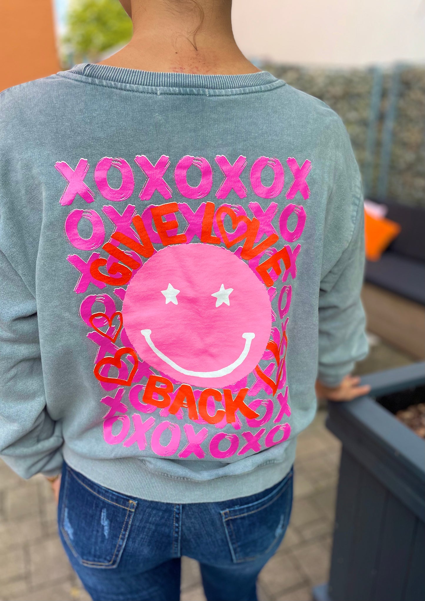 zuckersüßes Onesize Sweatshirt "GIVE LOVE BACK" in Hellgrau