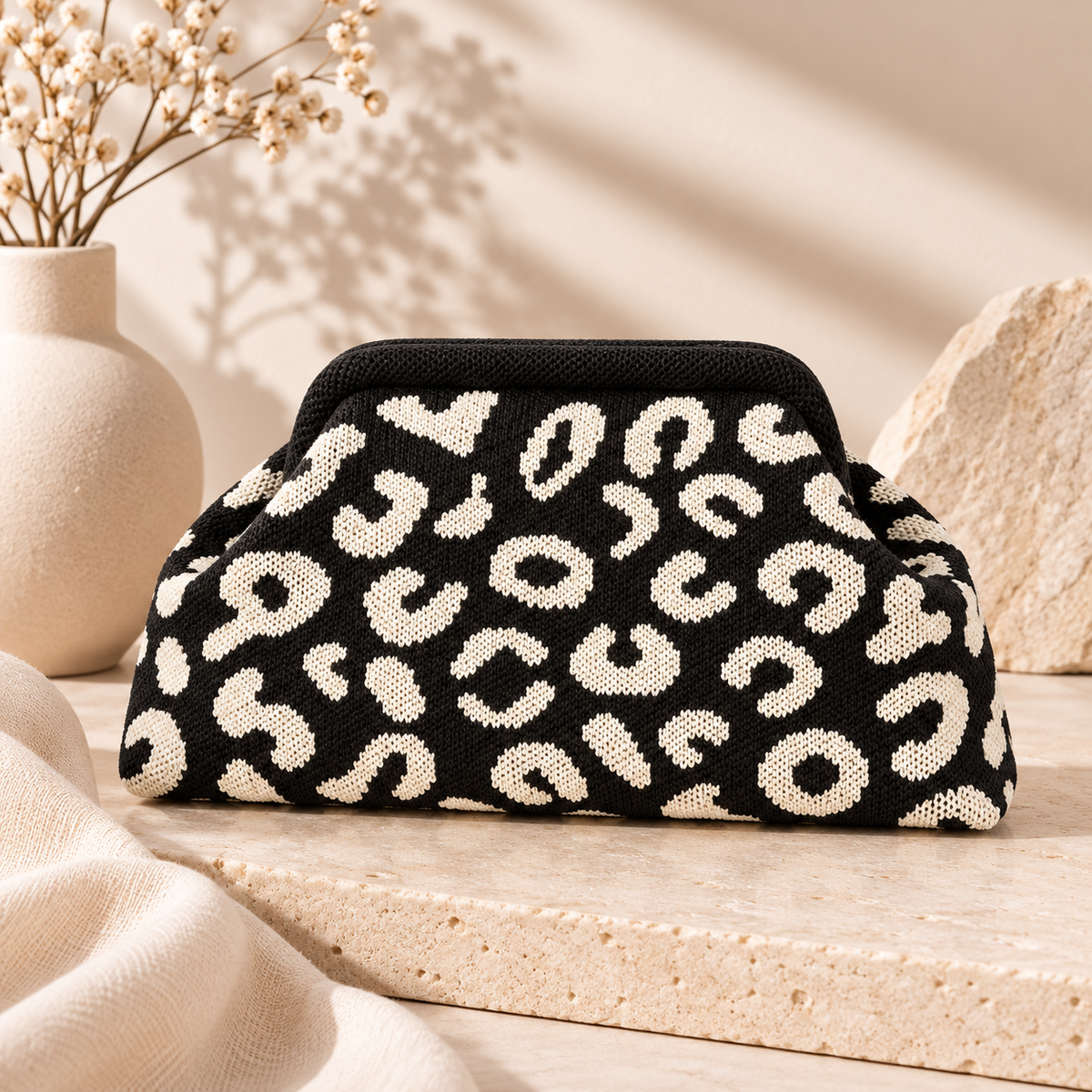 BE FAMOUS Leo Woven Clutch Bag - Schwarz/Weiß