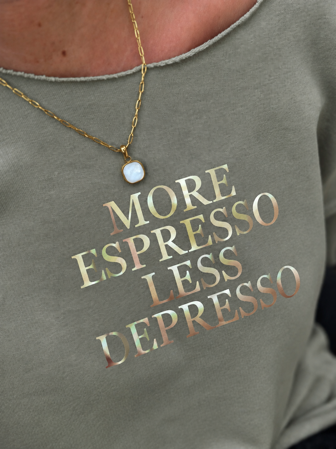 BE FAMOUS „More Espresso Less Depresso“ Statement Sweater – Khaki